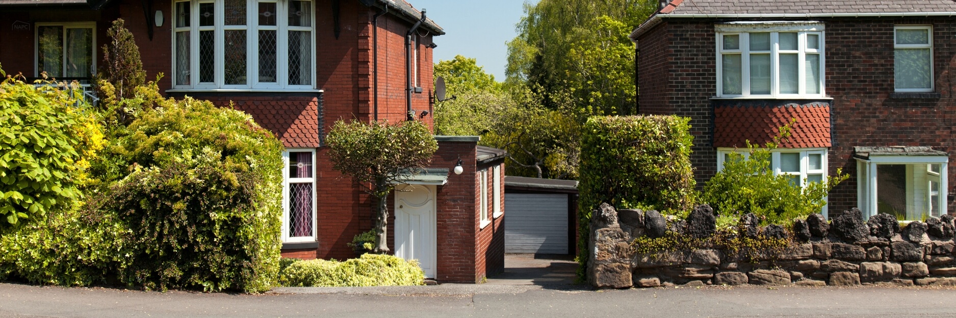 Side access for annexe